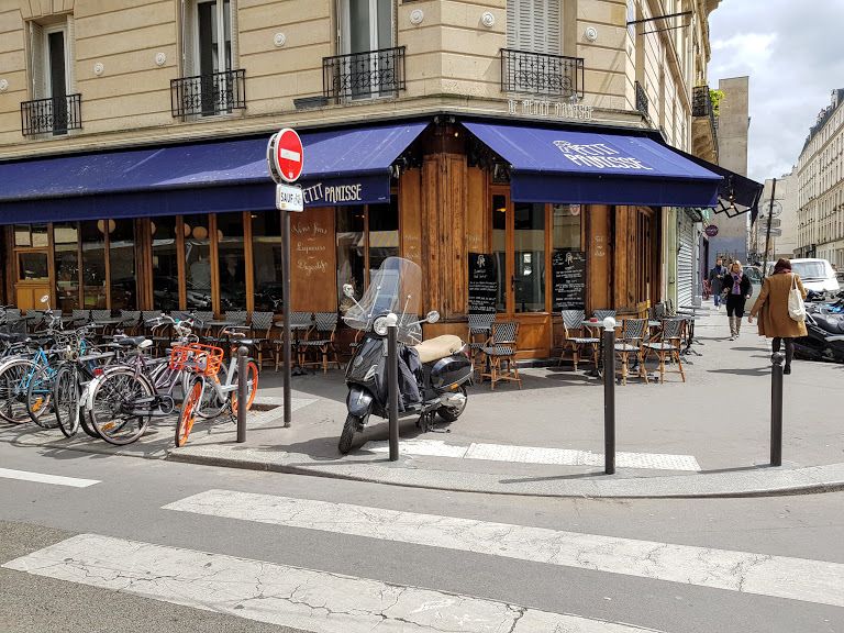 La façade et la terrasse en angle.