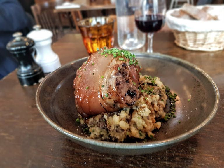 Le plat du jour, jarret de cochon.